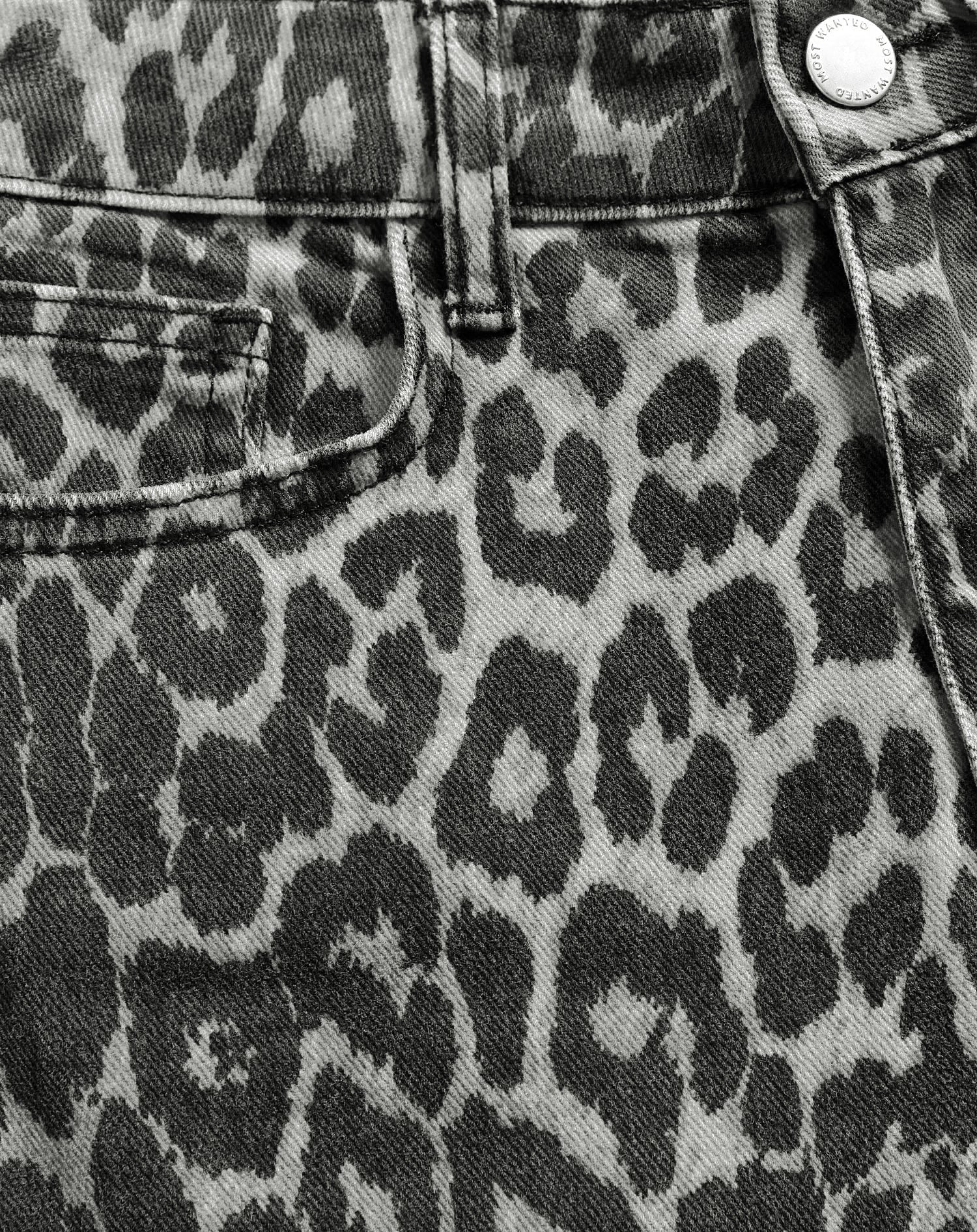 VAQUEROS CON ESTAMPADO DE LEOPARDO GRIS