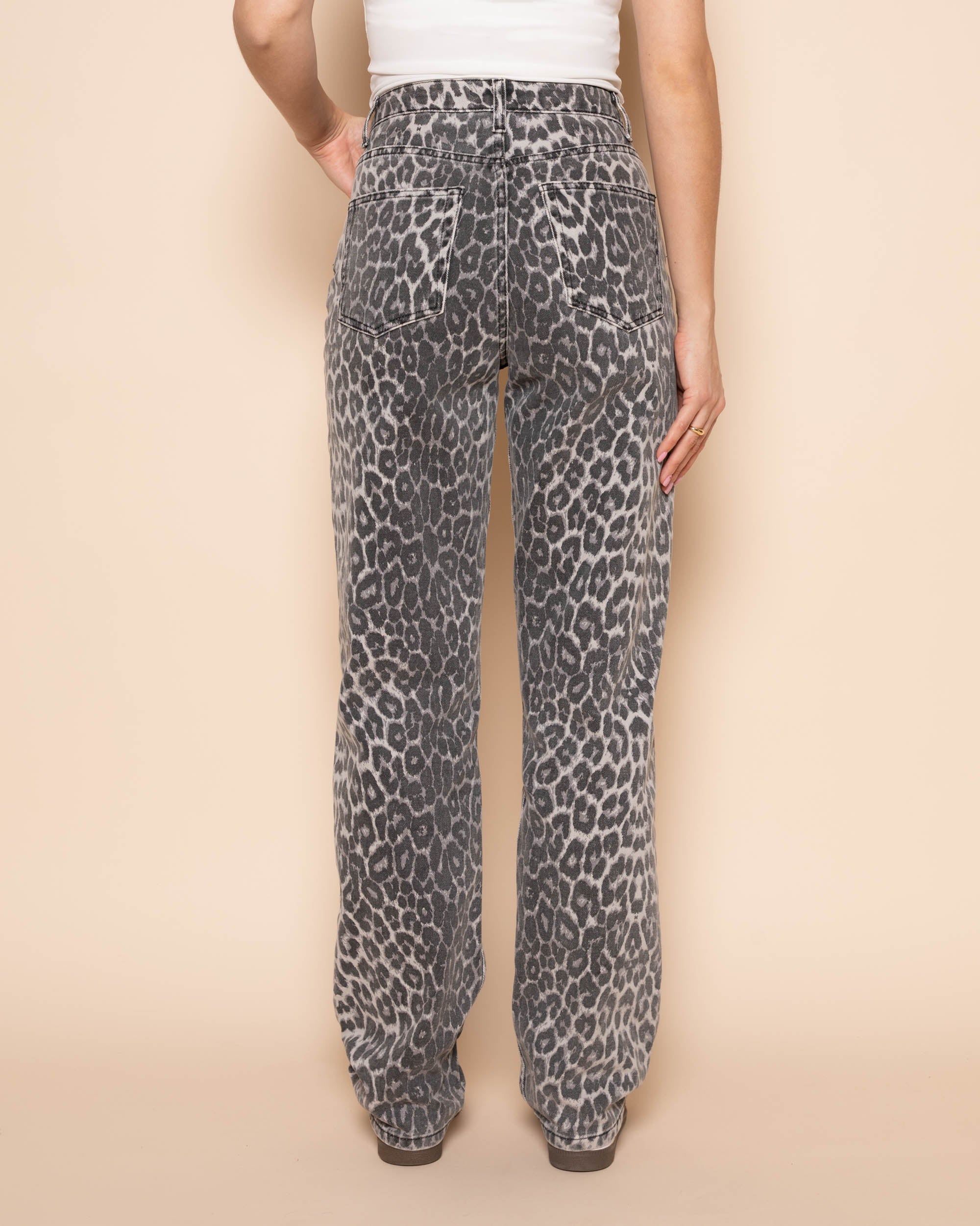 VAQUEROS CON ESTAMPADO DE LEOPARDO GRIS