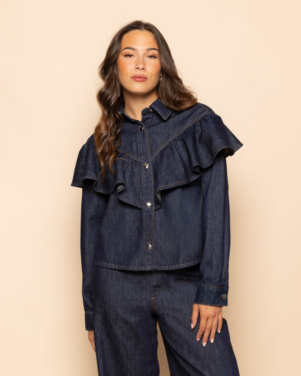 RUFFLE DENIM BLOUSE DONKERBLAUW