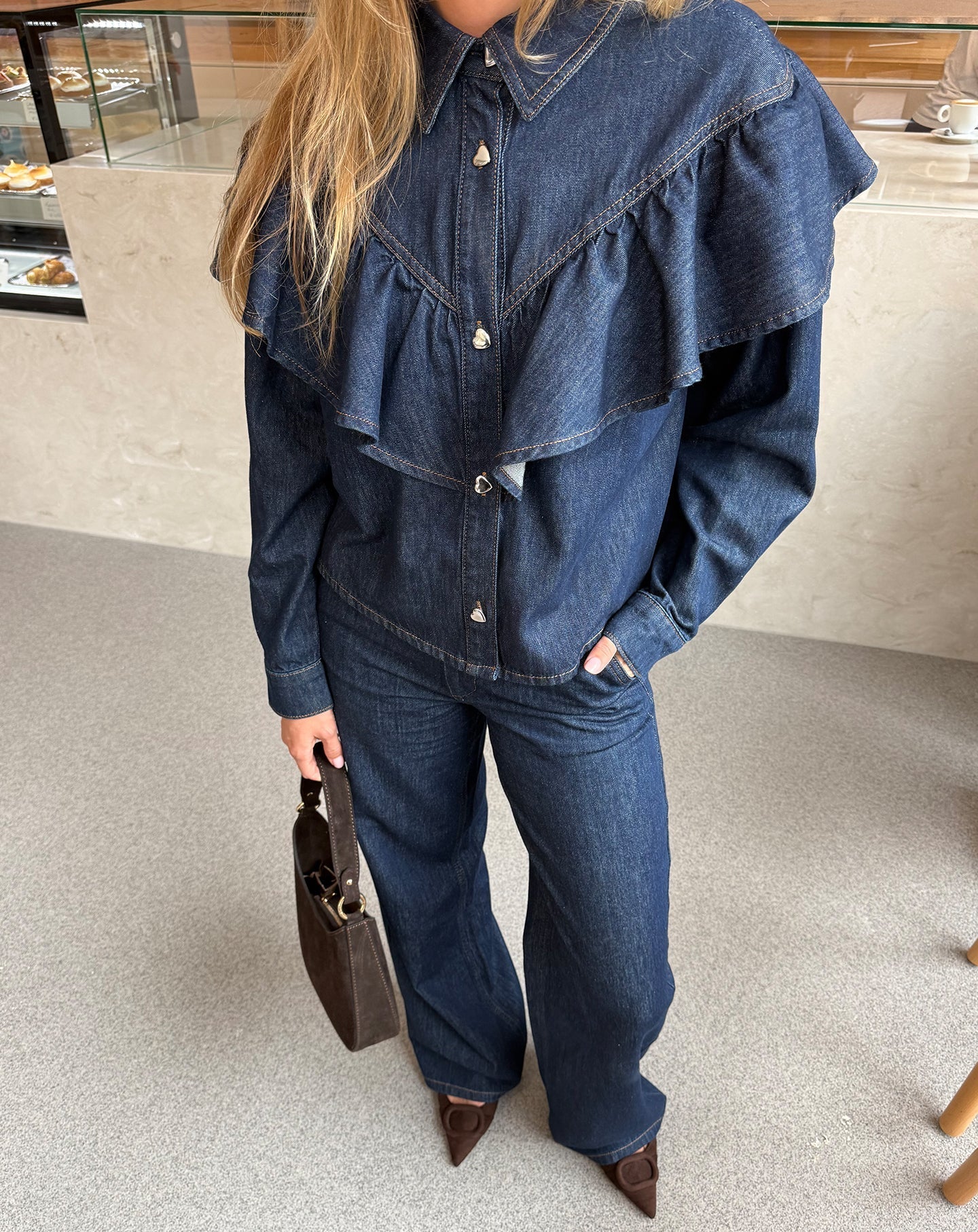 RUFFLE DENIM BLOUSE DONKERBLAUW